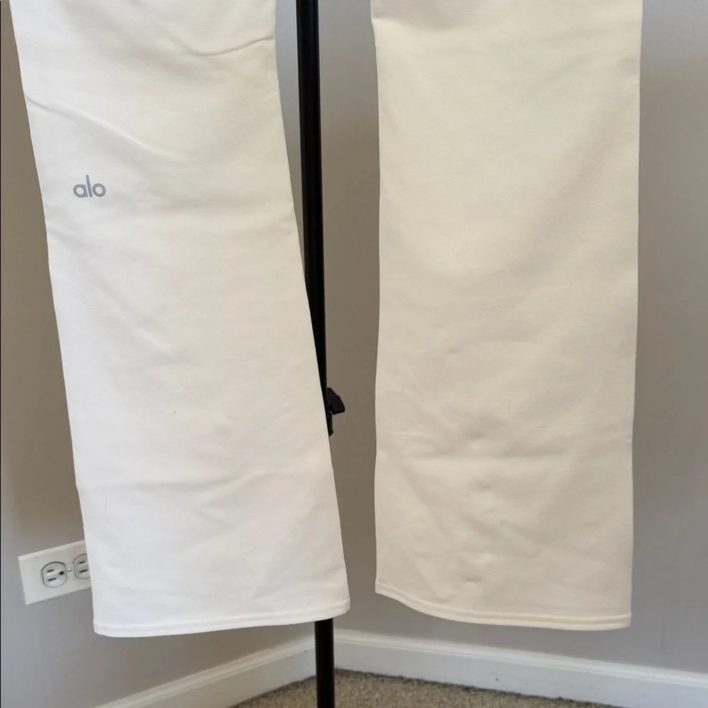ALO Yoga Airbrush High Waist 7/8 Bootcut Legging in Ivory: M